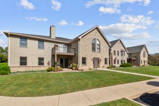 906 Oconomowoc PARKWAY, Oconomowoc, WI 53066