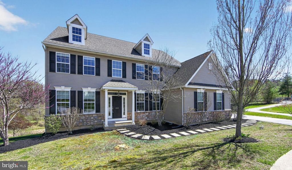 208 LIBERTY CIR, East Fallowfield Township, PA 19320