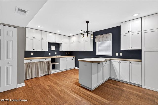 7911 Princess Wood Ct, Louisville, KY 40214