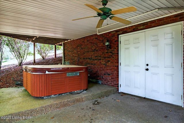 7911 Princess Wood Ct, Louisville, KY 40214