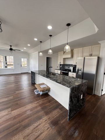 215 W End Ave, Mcminnville, TN 37110