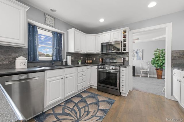 24909 Foxmoor Boulevard, Woodhaven, MI 48183