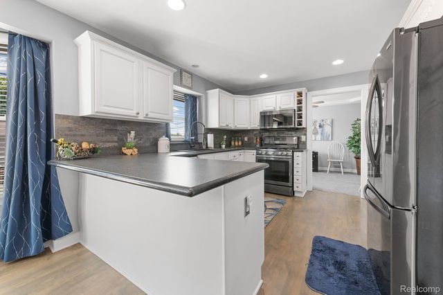 24909 Foxmoor Boulevard, Woodhaven, MI 48183
