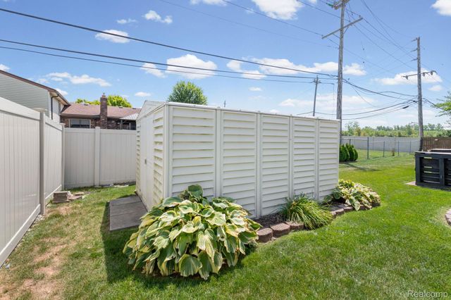 24909 Foxmoor Boulevard, Woodhaven, MI 48183