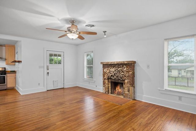 924 Bulwer Ave, Kerrville, TX 78028