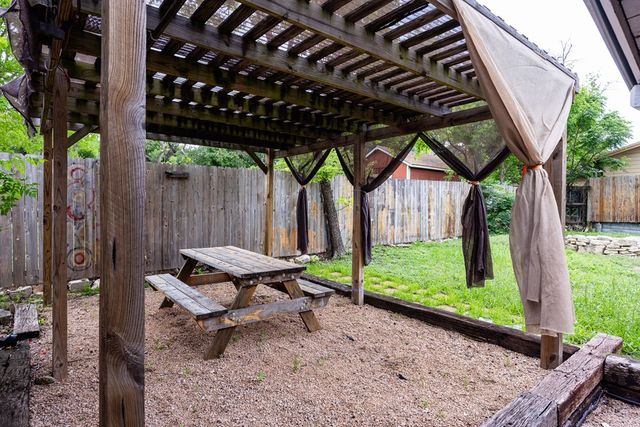 924 Bulwer Ave, Kerrville, TX 78028