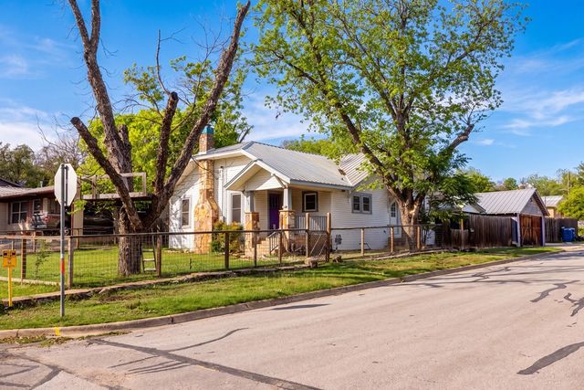 924 Bulwer Ave, Kerrville, TX 78028