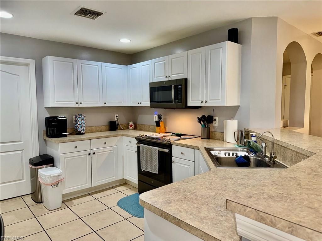 Image 14 of property listing at 2133 19th PL, Cape Coral, FL 33909