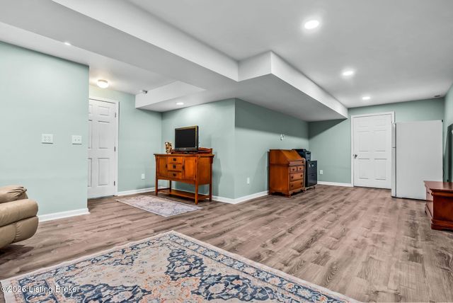 12402 Deer Lake Ln, Louisville, KY 40299