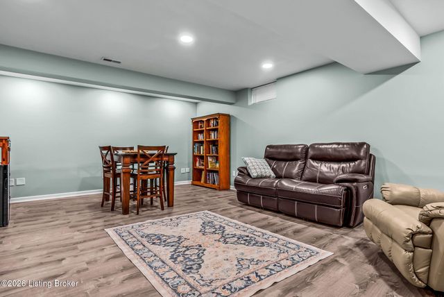 12402 Deer Lake Ln, Louisville, KY 40299