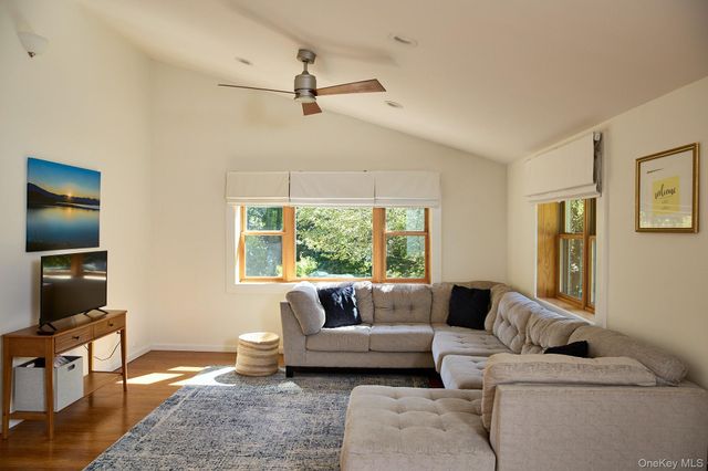 17 Amato Lane Hasbrouck Pl, Highland, NY 12528