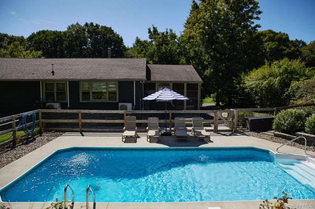 17 Amato Lane Hasbrouck Pl, Highland, NY 12528