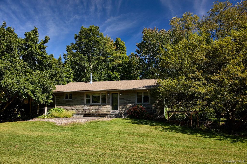 17 Amato Lane Hasbrouck Pl, Highland, NY 12528