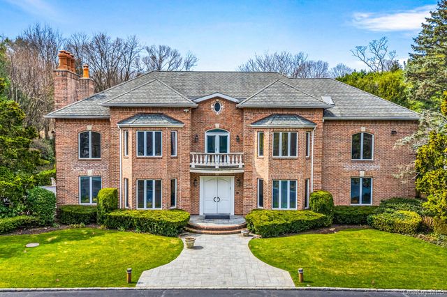 6 Coachmans Court, Old Westbury, NY 11568