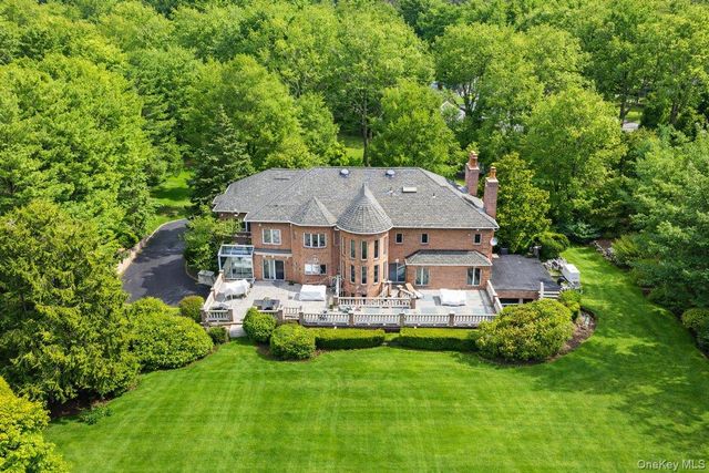 6 Coachmans Court, Old Westbury, NY 11568