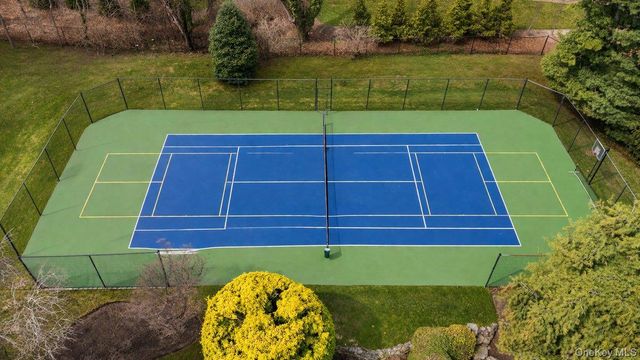 6 Coachmans Court, Old Westbury, NY 11568