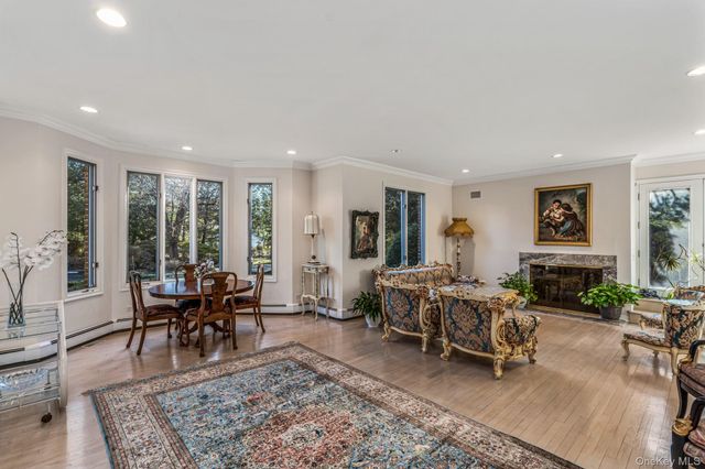 6 Coachmans Court, Old Westbury, NY 11568