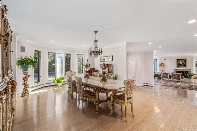 6 Coachmans Court, Old Westbury, NY 11568