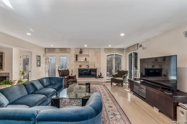6 Coachmans Court, Old Westbury, NY 11568