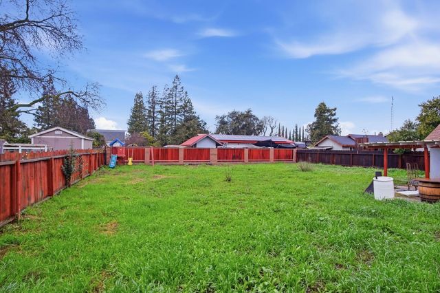 1131 N Rosemore Ave, Modesto, CA 95358