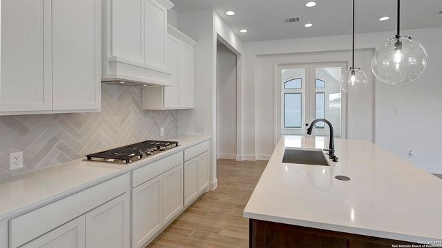 229 Hidalgo, Boerne, TX 78006