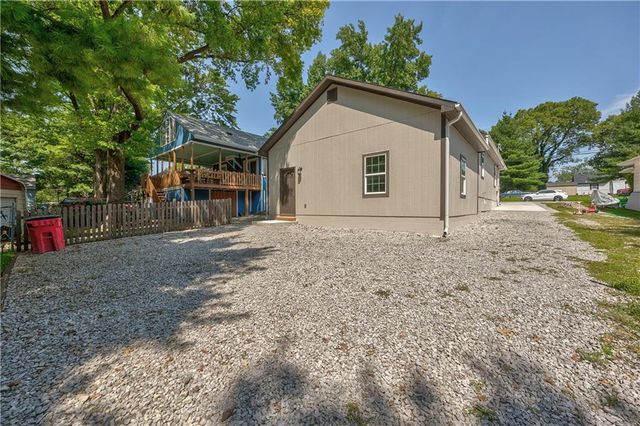 1426 S HOME Avenue, Independence, MO 64052