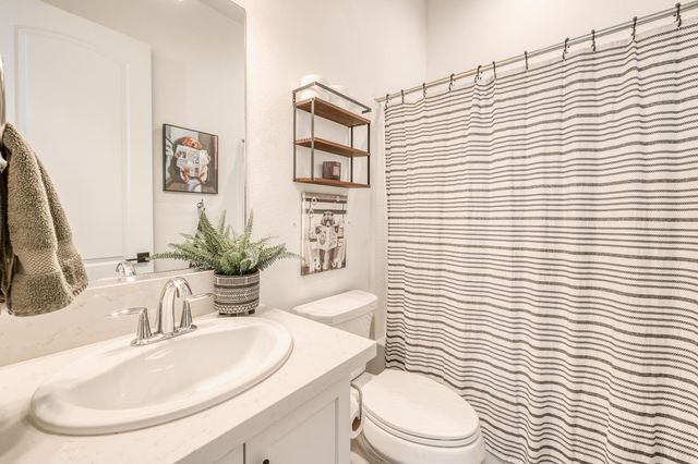 948 Beaver Pond, Madera, CA 93636