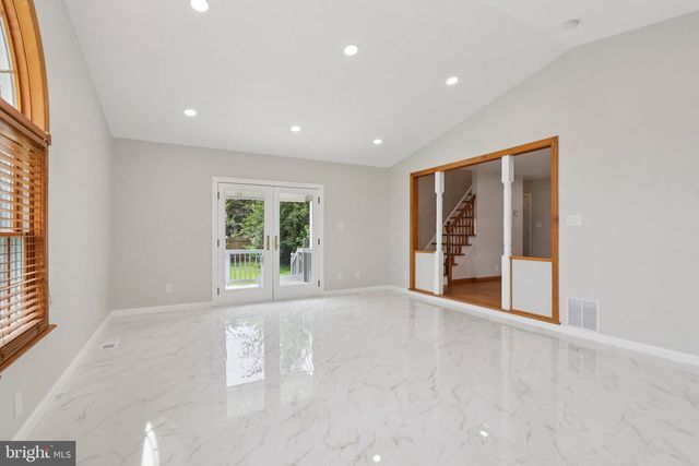 16 PARK DR, Bellmawr, NJ 08031