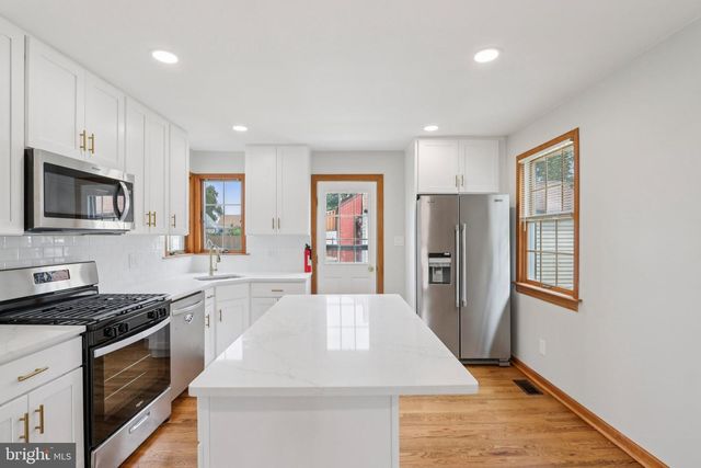 16 PARK DR, Bellmawr, NJ 08031