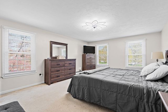 18 Villanova Dr, Westford, MA 01886