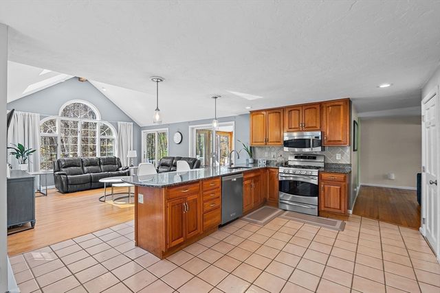 18 Villanova Dr, Westford, MA 01886