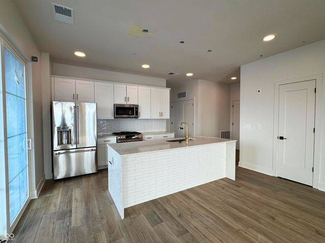 925 Veterans Way 101, Carmel, IN 46032