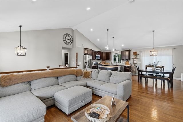 10 Carousel Ter, Dartmouth, MA 02747