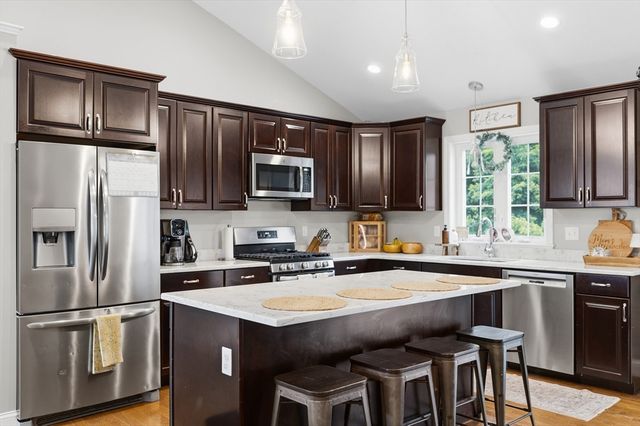 10 Carousel Ter, Dartmouth, MA 02747