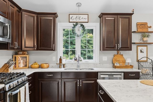 10 Carousel Ter, Dartmouth, MA 02747