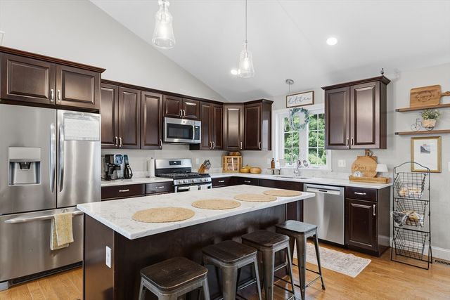 10 Carousel Ter, Dartmouth, MA 02747