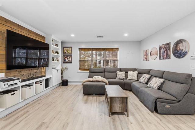 10 Carousel Ter, Dartmouth, MA 02747