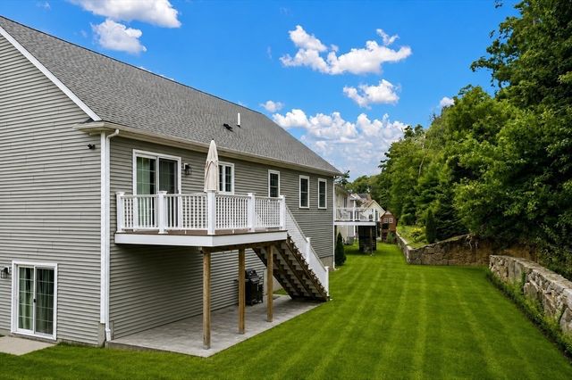 10 Carousel Ter, Dartmouth, MA 02747