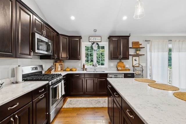 10 Carousel Ter, Dartmouth, MA 02747