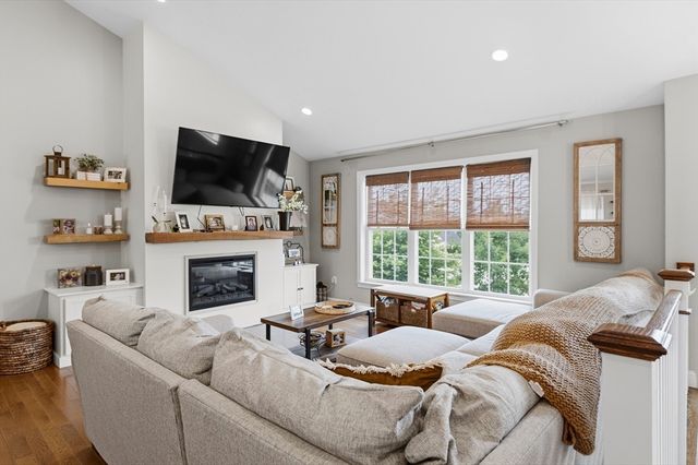 10 Carousel Ter, Dartmouth, MA 02747