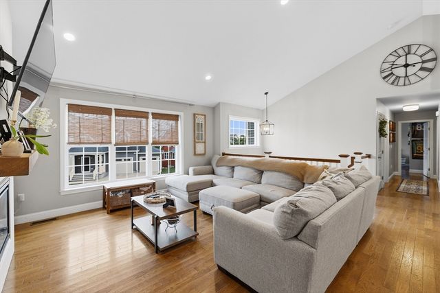 10 Carousel Ter, Dartmouth, MA 02747