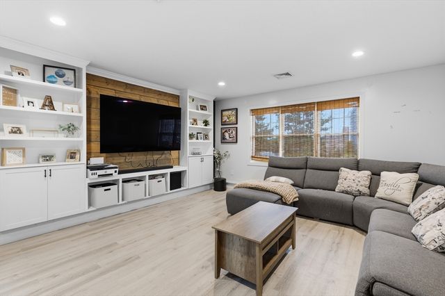10 Carousel Ter, Dartmouth, MA 02747