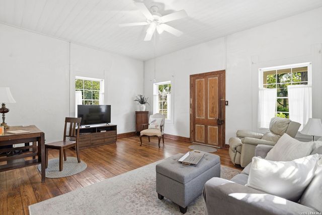 475 Butcher St, New Braunfels, TX 78130
