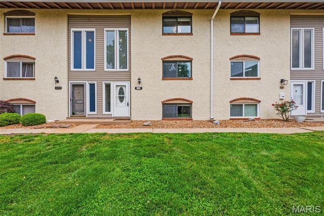 130 Carmel Woods Drive, Ellisville, MO 63021
