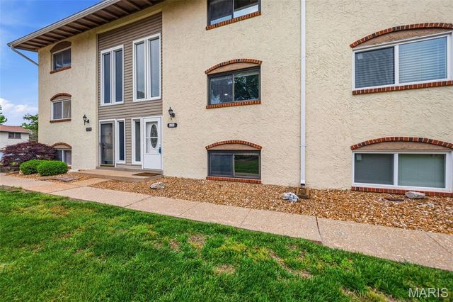 130 Carmel Woods Drive, Ellisville, MO 63021