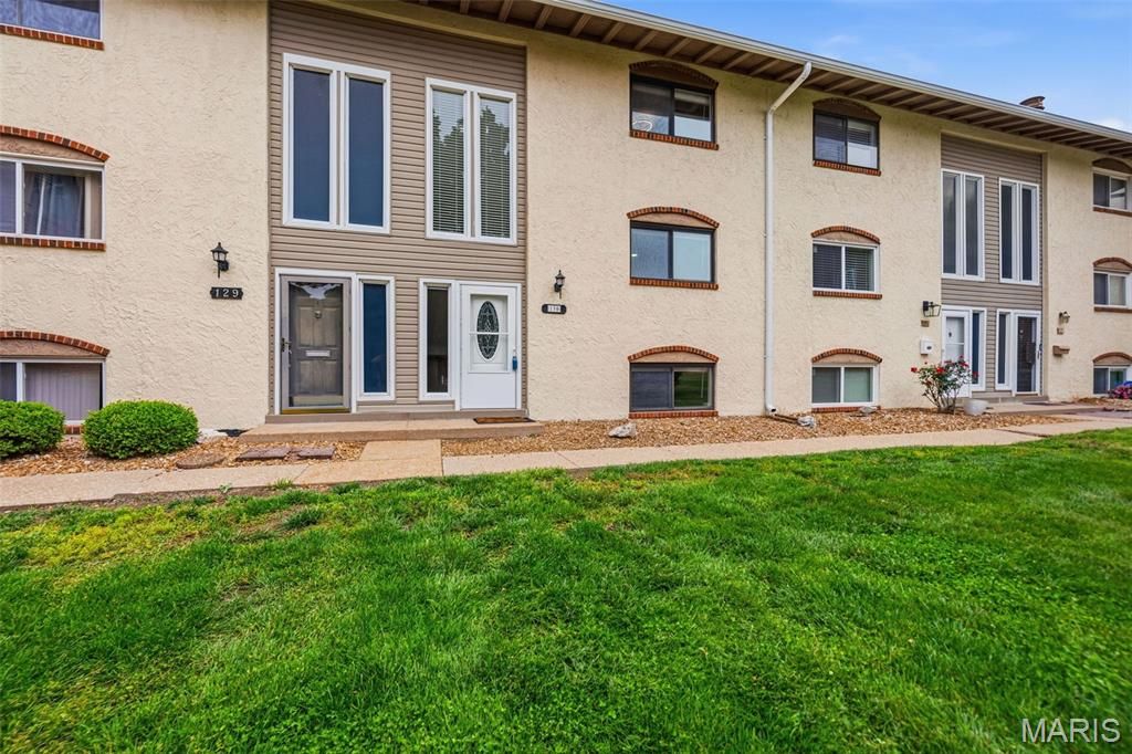 130 Carmel Woods Drive, Ellisville, MO 63021