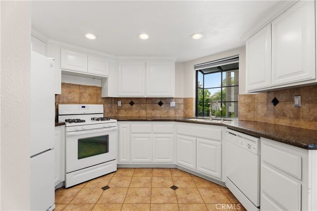 4682 Warner C-113, Huntington Beach, CA 92649