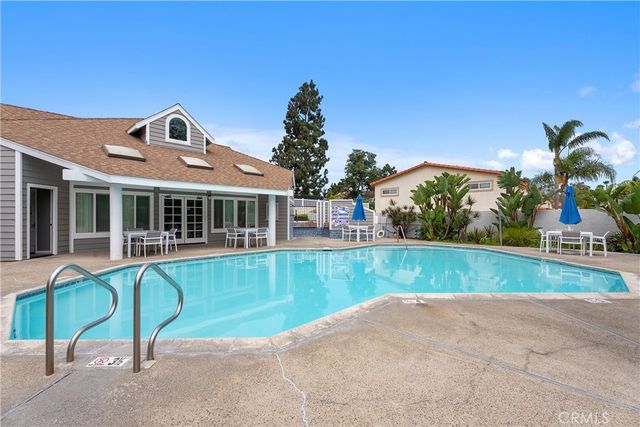 4682 Warner C-113, Huntington Beach, CA 92649