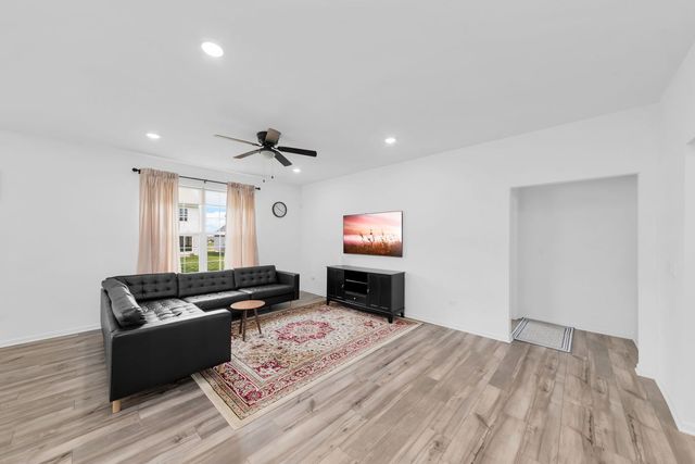 135 S Devoe Drive, Oswego, IL 60543