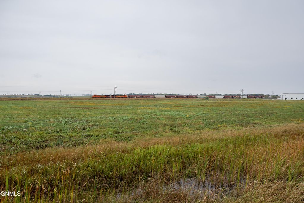 1333 Saber Loop, Bismarck, ND 58504 photo 2